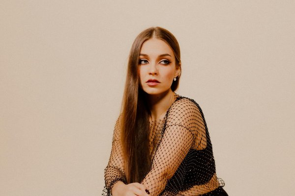 Guide ultime : choisir des robes fourreau parfaites pour épouser toutes les silhouettes avec élégance